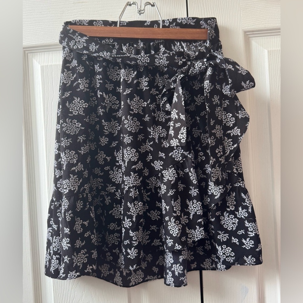 MICHAEL KORS Chic Black and White Floral Skirt (XS)